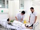 Các bác sĩ khám cho người bệnh tại Bệnh viện Hữu nghị Việt Đức cơ sở Ninh Bình. 