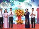 Lãnh đạo Sở Văn hóa, Thể thao và Du lịch Hà Nội tặng hoa chúc mừng trường THCS Ngô Sĩ Liên.