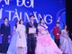Cô Nguyễn Hà Sâm chụp ảnh cùng các thí sinh đạt giải.