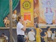 Tour khám phá văn hóa hawker trong Chinatown đưa Jun đi qua những bức tranh tường nhiều màu sắc