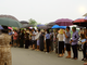 Hàng trăm phụ huynh tập trung chờ đợi thí sinh bên ngoài cổng trường THPT Chuyên Thái Nguyên dưới thời tiết nắng nóng. (Ảnh: Khánh Phương)