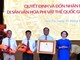 Bà Trần Thị Đoan Quang, Giám đốc Bảo tàng tỉnh Tây Ninh trao Bằng chứng nhận Di sản Văn hóa Phi vật thể Quốc gia đối với Nghề làm trống Bình An cho lãnh đạo Ủy ban Nhân dân xã Tân Trụ. (Ảnh: Thanh Bình/TTXVN)