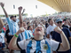 Cổ động viên đội tuyển Argentina bùng nổ cảm xúc sau khi đội nhà lội ngược dòng thắng tuyển Anh tiến vào Chung kết. (Ảnh: THX/TTXVN phát)
