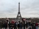 Khách du lịch chụp ảnh bên Tháp Eiffel ở thủ đô Paris, Pháp. (Ảnh: AFP/TTXVN)
