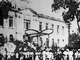 Quần chúng cách mạng và tự vệ chiếm Phủ Khâm sai (Bắc Bộ phủ), ngày 19/8/1945. Cách mạng Tháng Tám thành công tại Hà Nội. (Ảnh: Tư liệu TTXVN)