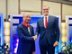 Thừa ủy quyền của Tổng thống Cộng hòa Pháp, Đại sứ Pháp tại Việt Nam Olivier Brochet trân trọng trao Huân chương Bắc đẩu Bội tinh tặng Đại sứ Đinh Toàn Thắng. (Ảnh: Việt Đức/TTXVN)