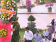 Lãnh đạo phường Quảng Trị đến dâng hương tại Thành cổ Quảng Trị. (Ảnh: Tường Vi/TTXVN)