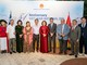 Đại sứ Phạm Thị Thu Hương chụp ảnh với đại diện đoàn công tác của Liên hiệp các Hội UNESCO Việt Nam 