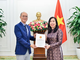 Thứ trưởng Ngoại giao Lê Thị Thu Hằng trao Giấy phép mở lại Văn phòng thường trú KBS (Hàn Quốc) tại Việt Nam. (Ảnh: Bộ Ngoại giao)