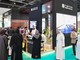 Khách tham quan trao đổi tại các gian hàng trong khu trưng bày Abu Dhabi Global Health Week 2025. Ảnh: dmg events