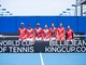 Đội tuyển quần vợt nữ Việt Nam chụp ảnh lưu niệm trên sân thi đấu Billie Jean King Cup.