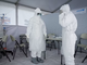 Nhân viên y tế làm việc tại khu vực điều trị cho bệnh nhân nhiễm Ebola. (Ảnh: AFP/TTXVN)