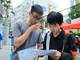 Thí sinh trao đổi bài sau giờ thi môn Toán. 