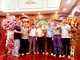Doanh nhân Võ Phước Sỹ (thứ 4 từ trái sang) chụp ảnh lưu niệm cùng cán bộ, nhân viên công ty trong ngày vui sinh nhật. (Ảnh: NVCC)
