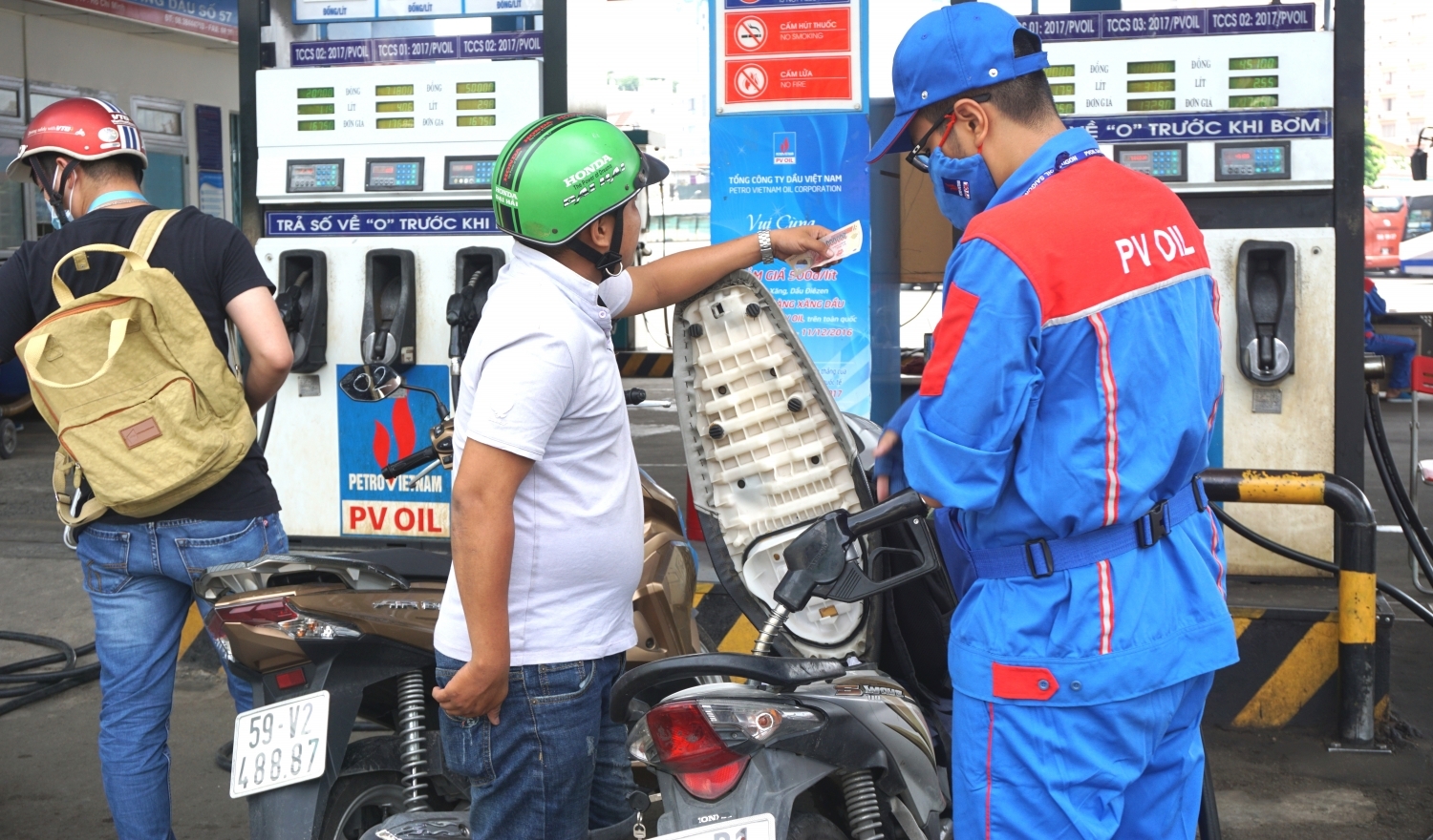 Giá xăng dầu có thể tiếp tục giảm mạnh vào ngày mai (21/11)