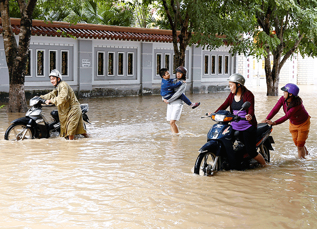 Người dân Khánh Hòa nhanh chóng di dời đến nơi an toàn. Ảnh: Khánh Hòa Online