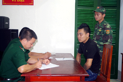 Biên phòng bắt hai kẻ buôn người bán sang Trung Quốc ảnh 1