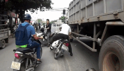 Khoảnh khắc người đàn ông thoát chết dưới bánh xe tải