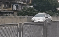 Ôtô đi lùi hàng trăm mét trên cao tốc vành đai 3