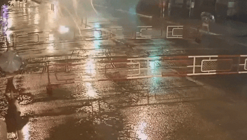 Xe máy tông thẳng vào rào chắn tàu hỏa, văng hàng chục mét trên đường