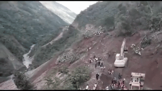 Cận cảnh dòng người tháo chạy khi lũ bùn ập đến ở Bolivia