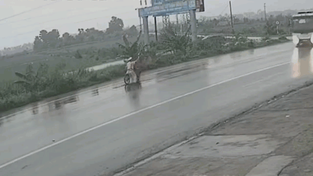 Đường trơn, xe khách phóng nhanh suýt tông trúng CSGT đang phân làn