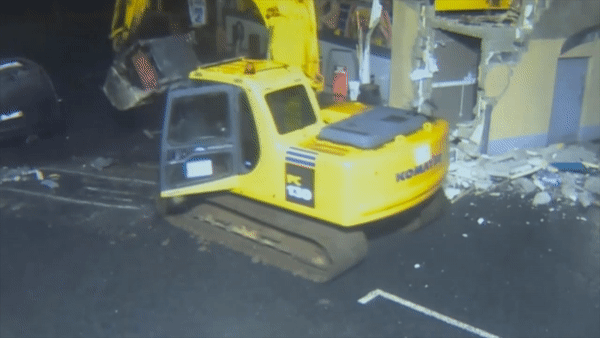 Trộm dùng máy xúc phá tường, múc nguyên cây ATM lên ô tô