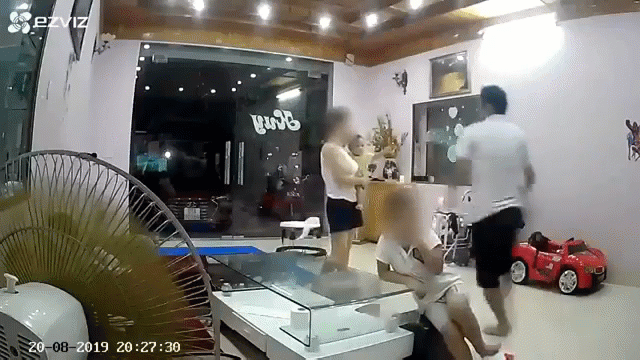 Người đàn ông thẳng tay đánh vợ trước mặt con nhỏ là nhân viên Kho bạc Nhà nước