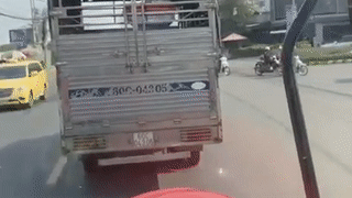 Xe cứu hỏa hú còi ưu tiên, tài xế xe tải vẫn không nhường đường