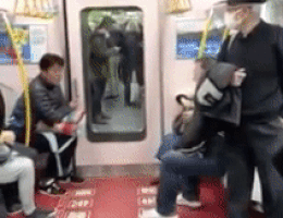 Suýt bị đánh vì ho liên tục trên tàu mà không đeo khẩu trang