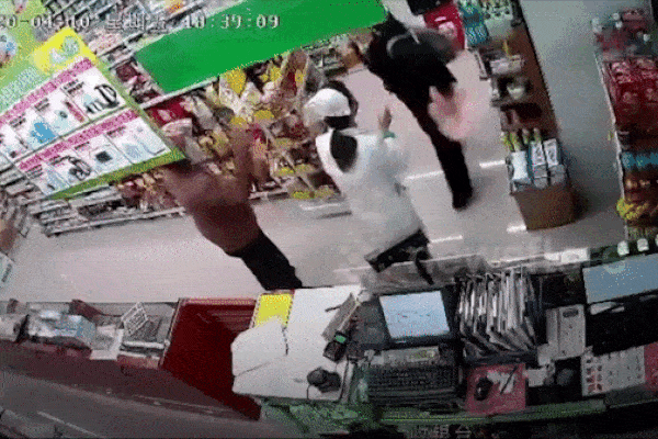 Không chịu khai báo y tế, khách hàng đánh liên tiếp nhân viên