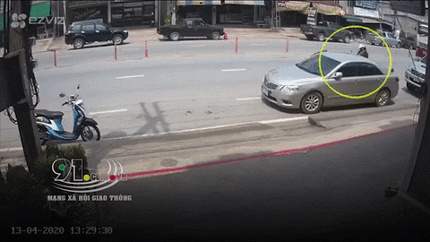 Khoảnh khắc mở cửa xe bất cẩn khiến người phụ nữ bị xe đầu kéo cán tử vong