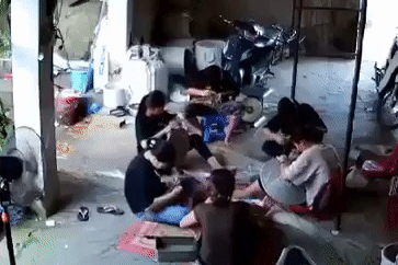 Hà Nội: ‘Hố tử thần’ bất ngờ xuất hiện ‘nuốt trọn’ cột nhà cao hơn 2 mét