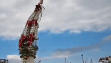 Cần trục bị sập khiến nhiều người bị thương nặng