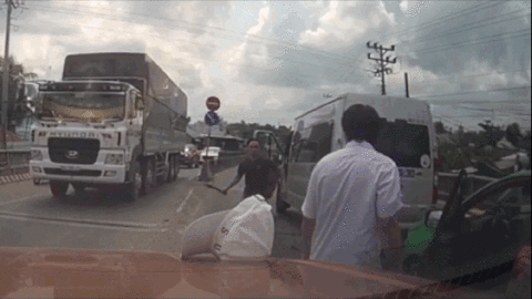 Tài xế xe khách vác dao chém liên tiếp lái xe taxi sau va chạm