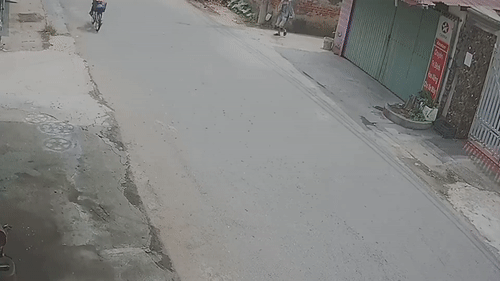 Người phụ nữ liên tục ném gậy vào người đi đường