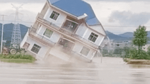 Khoảnh khắc ngôi nhà đổ sập xuống sông, 'mất hút' giữa biển nước