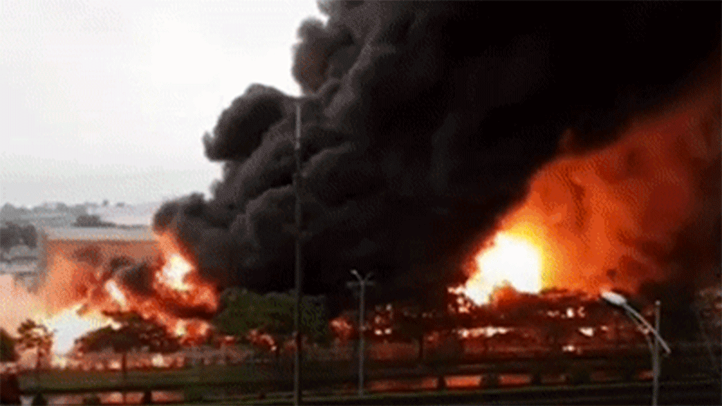 Toàn cảnh vụ cháy kho chứa sơn rộng 1.500 m2 ở Bắc Ninh