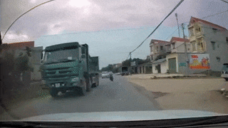 Thanh niên chạy xe lấn làn, thoát chết trước đầu ô tô