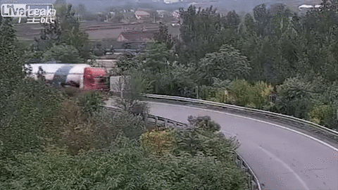 Khoảnh khắc tài xế ngủ gật khiến xe bồn lật xuống vực tại khúc cua