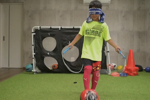 Kinh ngạc cậu bé 9 tuổi bịt mắt vừa nhảy dây vừa tâng bóng