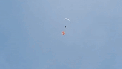 Hai người chơi dù lượn va vào nhau ở độ cao hơn 1.500 m