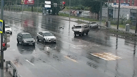 Khoảnh khắc người đi đường cứu bé trai bị văng khỏi ô tô sau va chạm