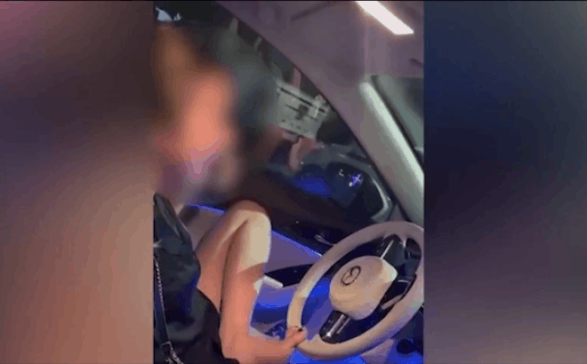 Phẫn nộ cô gái lái ô tô bằng chân, trên xe có trẻ nhỏ