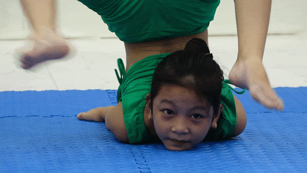 Xem cô bé 9 tuổi uốn dẻo như dây thun