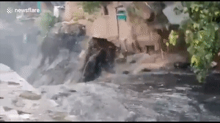 Tòa nhà 2 tầng đổ sập sau cơn mưa lớn