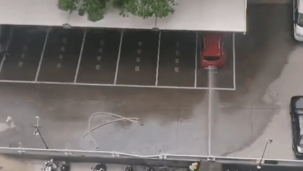 Xe điện bất ngờ nổ tung khi đang sạc