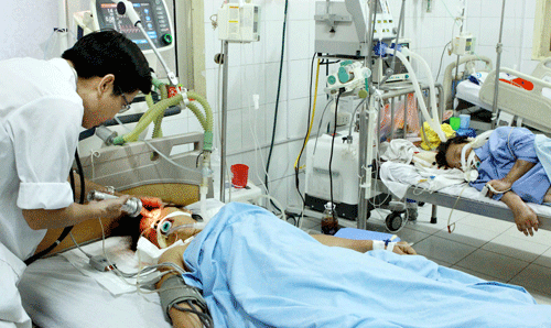 Người bị bệnh trọng nếu không tham gia BHYT sẽ dễ khốn đốn về kinh tế. Trong ảnh: Khám chữa bệnh tại BV A Thái Nguyên. Ảnh: D.L