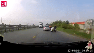 Hai mẹ con thoát chết trong gang tấc ngay dưới bánh xe container