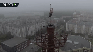 Thót tim với màn múa cột 'tử thần' của cô gái người Nga